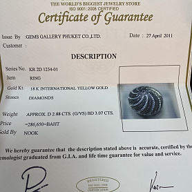 купить Золотое кольцо с чёрными и белыми бриллиантами в Москве