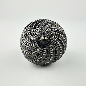 купить Золотое кольцо с чёрными и белыми бриллиантами в Москве