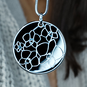 купить Золотая подвеска с бриллиантами, кораллом и ониксом. в Москве