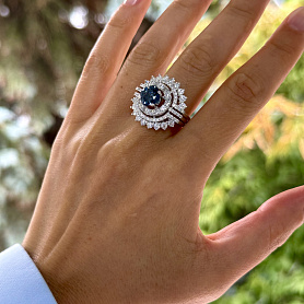 купить Золотое кольцо с природной шпинелью и бриллиантами в Москве