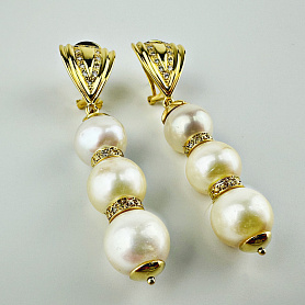 купить Золотые серьги с культивированным жемчугом и бриллиантами в Москве