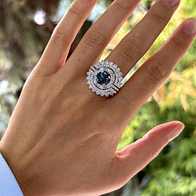 купить Золотое кольцо с природной шпинелью и бриллиантами в Москве