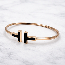купить Браслет бренда Tiffany&Co. T Wire Onyx 64028685 в Москве