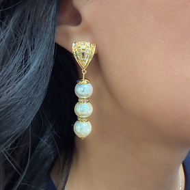 купить Золотые серьги с культивированным жемчугом и бриллиантами в Москве