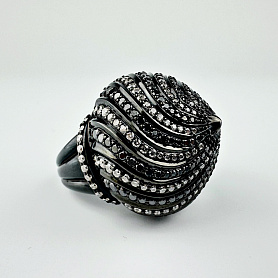 купить Золотое кольцо с чёрными и белыми бриллиантами в Москве