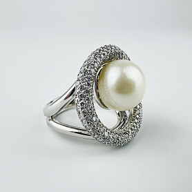 купить Золотое кольцо с жемчугом и бриллиантами 2,11 карат в Москве