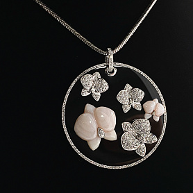 купить Золотая подвеска с бриллиантами, кораллом и ониксом. в Москве