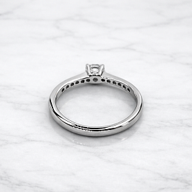 купить Золотое кольцо с бриллиантами 0,39 карат в Москве