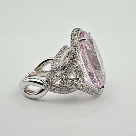 купить Золотое кольцо с кунцитом и бриллиантами 1,70 карат в Москве