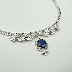 купить Золотое колье с природными бриллиантами и сапфиром 5,25 карат в Москве