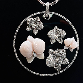 купить Золотая подвеска с бриллиантами, кораллом и ониксом. в Москве