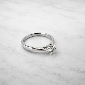 купить Золотое кольцо с природным бриллиантом 0,37 карат в Москве