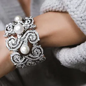 купить Золотой браслет с жемчугом и бриллиантами 9,60 карат в Москве