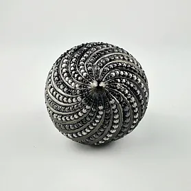 купить Золотое кольцо с чёрными и белыми бриллиантами в Москве