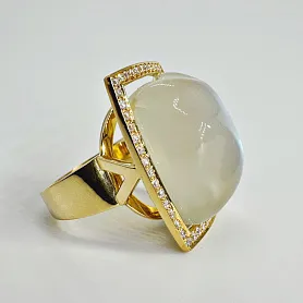 купить Золотое кольцо с лунным камнем и бриллиантами в Москве