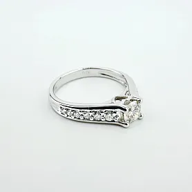 купить Золотое кольцо с бриллиантами 0,74 карат в Москве