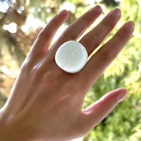 купить Золотое кольцо бренда Eva Nueva с белой керамикой в Москве