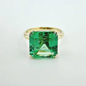 купить Золотое кольцо с уральским изумрудом 4,26 карат в Москве