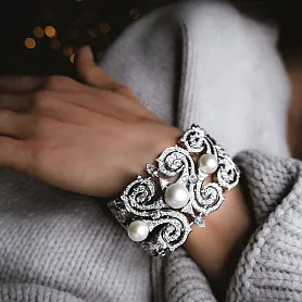 купить Золотой браслет с жемчугом и бриллиантами 9,60 карат в Москве