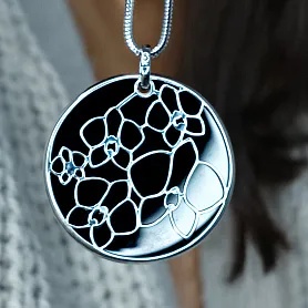 купить Золотая подвеска с бриллиантами, кораллом и ониксом. в Москве