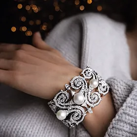 купить Золотой браслет с жемчугом и бриллиантами 9,60 карат в Москве