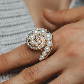 купить Золотое кольцо с жемчугом и бриллиантами в Москве