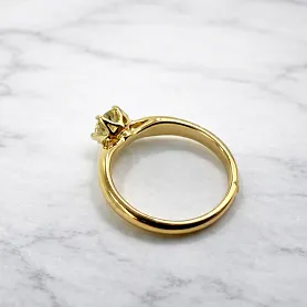 купить Золотое кольцо с природным бриллиантом 0,72 карат в Москве