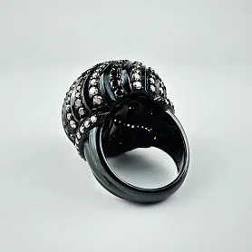 купить Золотое кольцо с чёрными и белыми бриллиантами в Москве