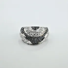 купить Золотое кольцо с чёрными и белыми бриллиантами 0,85 карат в Москве