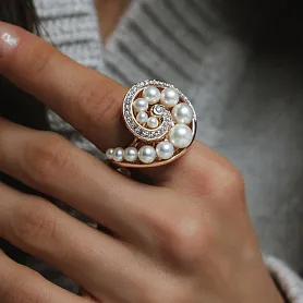 купить Золотое кольцо с жемчугом и бриллиантами в Москве