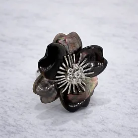 купить Золотое кольцо с перламутром и бриллиантами в Москве