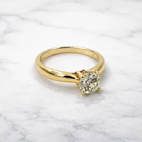 купить Золотое кольцо с природным бриллиантом 0,72 карат в Москве