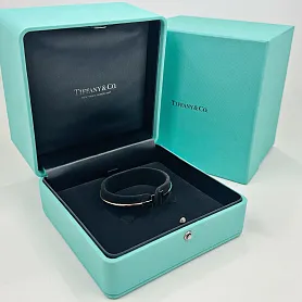 купить Браслет бренда Tiffany&Co. T Wire Onyx 64028685 в Москве