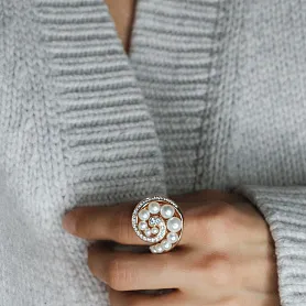 купить Золотое кольцо с жемчугом и бриллиантами в Москве