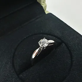 купить Кольцо бренда Van Cleef & Arpels Bonheur Solitaire в Москве