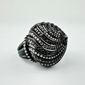 купить Золотое кольцо с чёрными и белыми бриллиантами в Москве