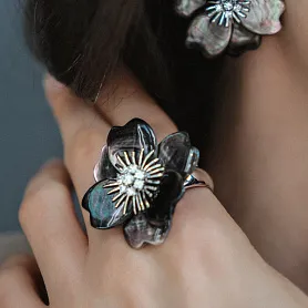 купить Золотое кольцо с перламутром и бриллиантами в Москве