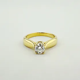 купить Золотое кольцо с природным бриллиантом 0,55 карат в Москве