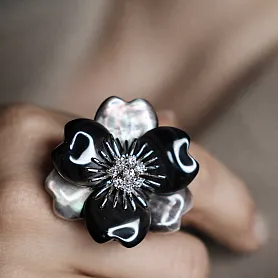 купить Золотое кольцо с перламутром и бриллиантами в Москве