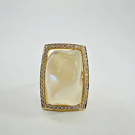 купить Золотое кольцо с лунным камнем и бриллиантами в Москве