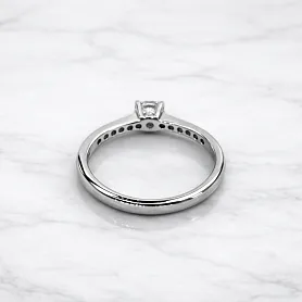 купить Золотое кольцо с бриллиантами 0,39 карат в Москве