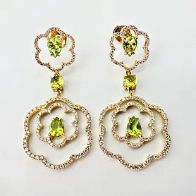 купить Золотые серьги с хризолитами и бриллиантами 1,38 карат в Москве