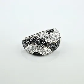 купить Золотое кольцо с чёрными и белыми бриллиантами 0,85 карат в Москве