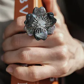 купить Золотое кольцо с перламутром и бриллиантами в Москве