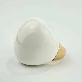 купить Золотое кольцо бренда Eva Nueva с белой керамикой в Москве