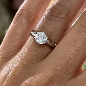 купить Платиновое кольцо с природным бриллиантом 0,92 карата в Москве