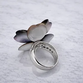 купить Золотое кольцо с перламутром и бриллиантами в Москве