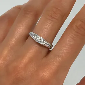 купить Золотое кольцо с бриллиантами 0,74 карат в Москве