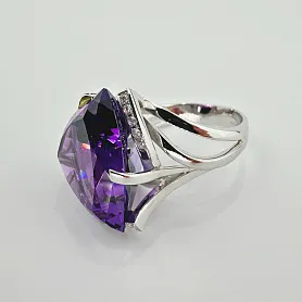 купить Золотое кольцо с аметистом и бриллиантами 0,14 карат в Москве