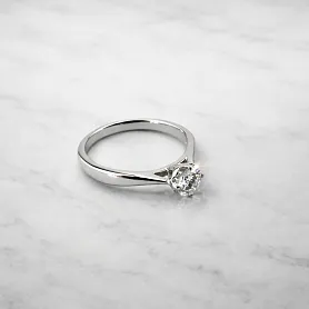 купить Золотое кольцо с природным бриллиантом 0,37 карат в Москве